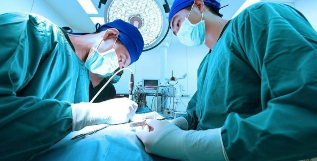 Хирург өз аяғынан айырылып, сақтандыру төлемдерін алу үшін аяқтарын өзі кесіп тастаған