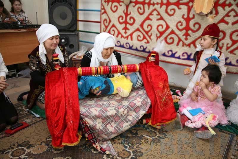 В Казахстане доля стариков и детей уже превысила 42%