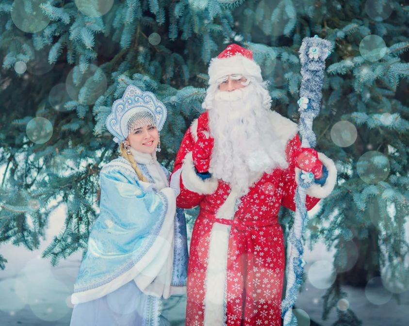 Страховщик назвал опасные стороны профессий Деда Мороза и Снегурочки
